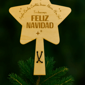 Estrella de madera personalizada para árbol de Navidad – Mensaje familiar grabado