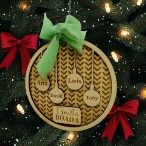 Bola de Navidad de madera personalizada con nombres – Adorno familiar